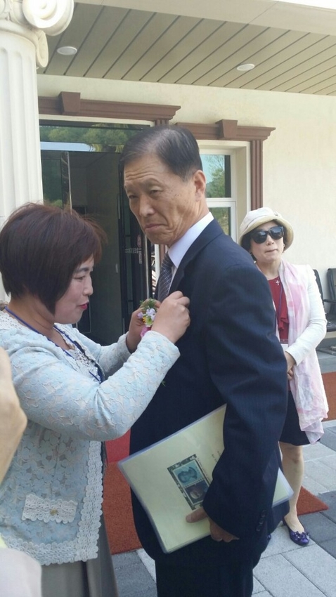 KakaoTalk_20150515_스승님 꽃달기.jpg